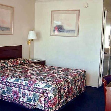 Economy Inn Monterey Сисайд Экстерьер фото