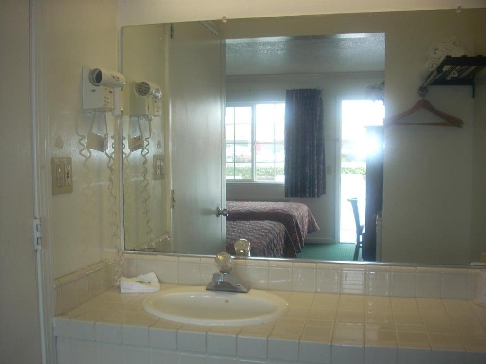 Economy Inn Monterey Сисайд Экстерьер фото